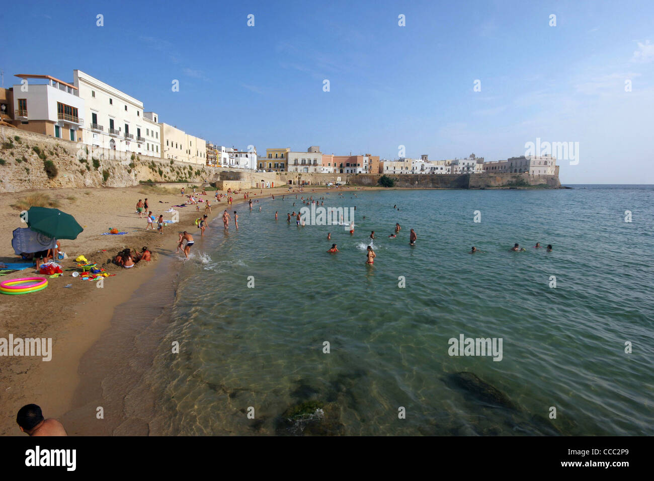 Playa, en el casco antiguo de la ciudad, Gallipoli, la península de Salento, Puglia, Italia Foto de stock