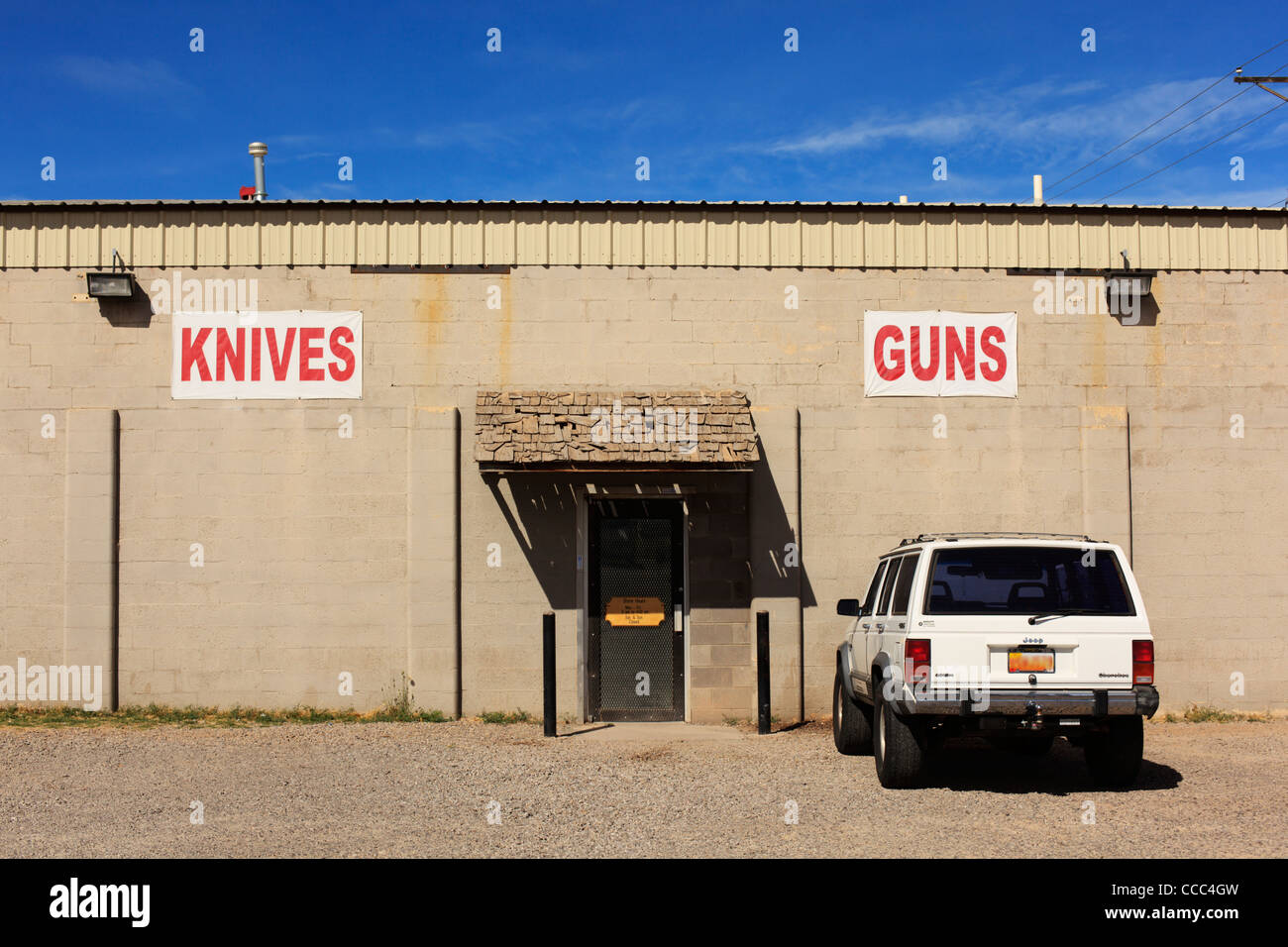 Tienda de venta de navajas y pistolas, Nuevo México, EE.UU. Licencia de vehículo (oculta). Foto de stock