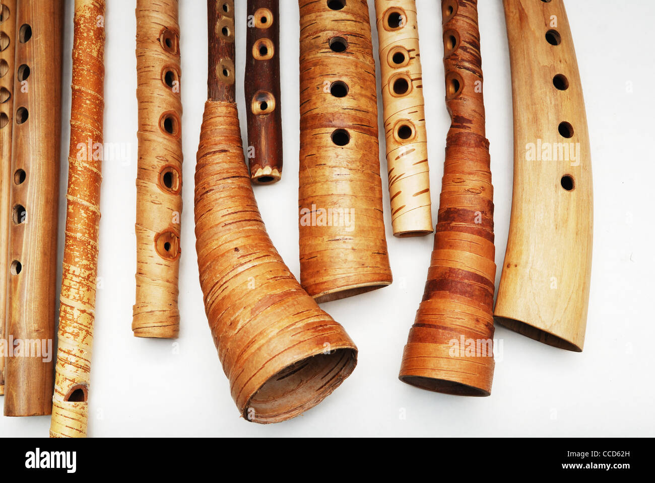 Instrumentos de viento-madera antigua folk en un blanco Fotografía de stock  - Alamy