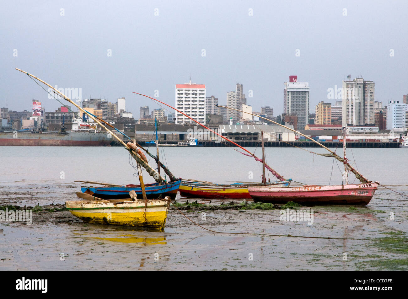 Barcos de pesca, puerto katembe, Maputo, Mozambique Foto de stock