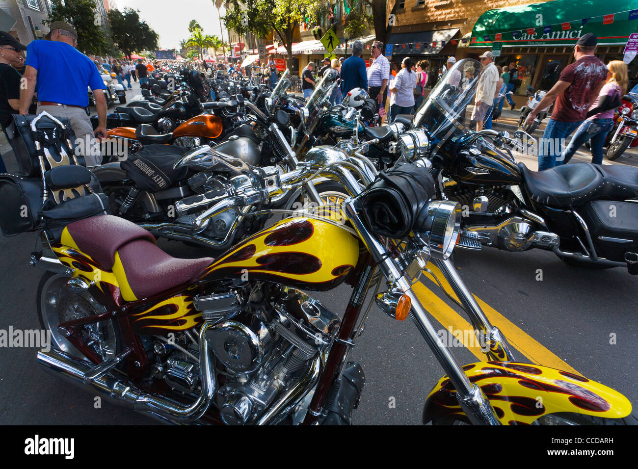 Motocicletas aparcado en la calle principal durante el trueno por el evento de motocicletas en el centro de la Bahía de Sarasota Florida Foto de stock