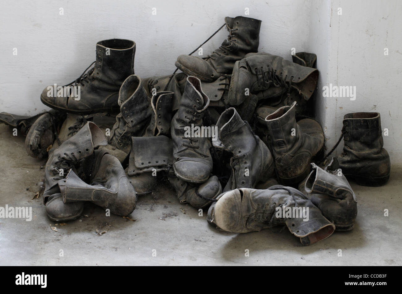 Botas Viejas Usadas Fotos e Imágenes de stock - Alamy