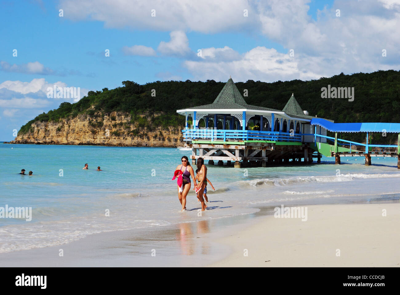 Los turistas caminando por la playa, St. Johns, Antigua, Islas de Sotavento, Caribe, West Indies. Foto de stock