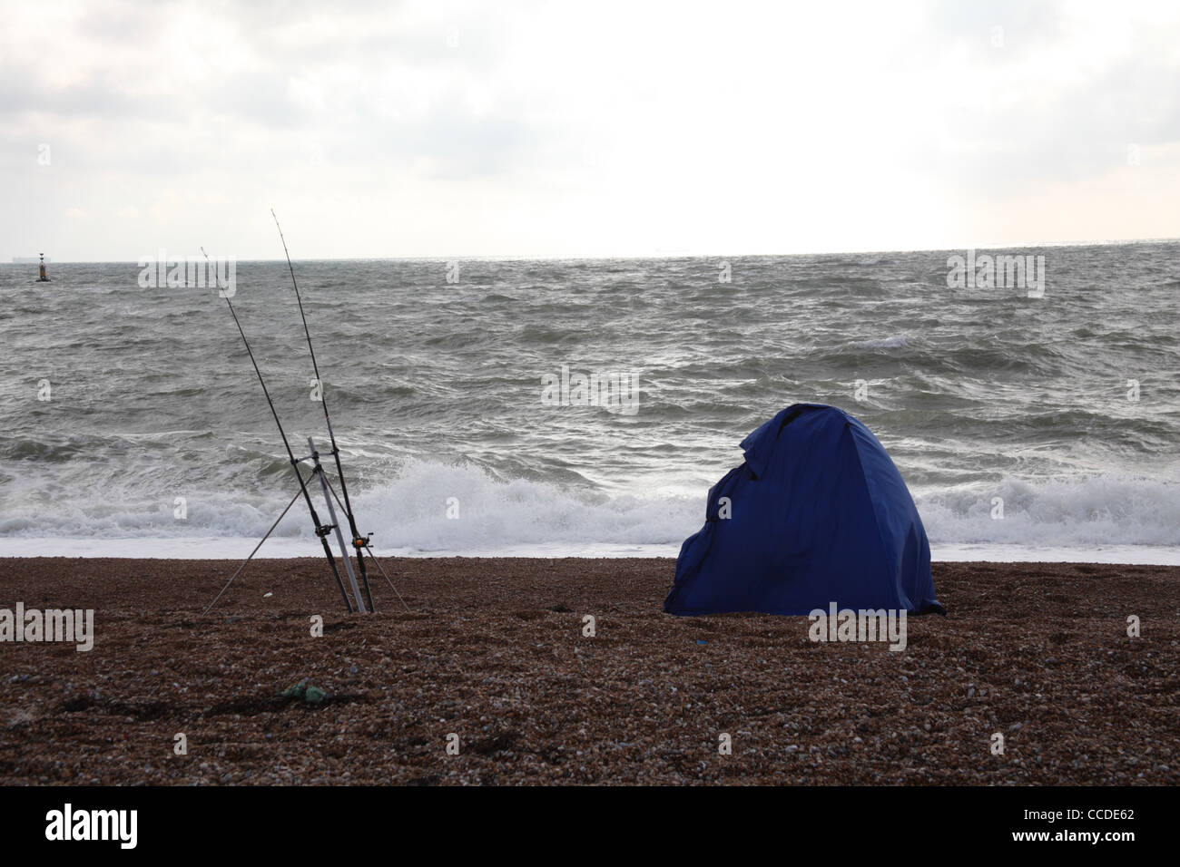 La pesca en un día gris en Dungeness Foto de stock