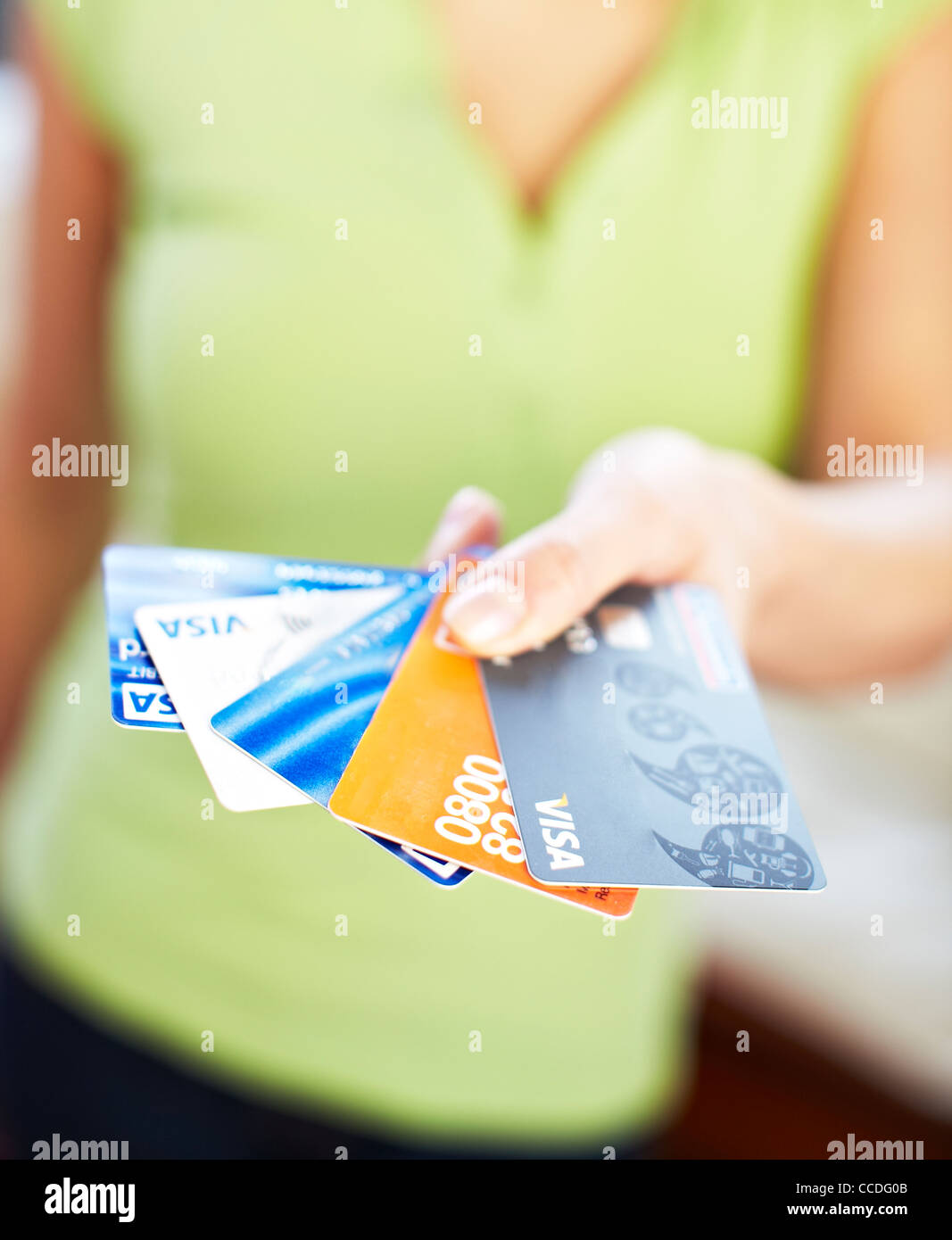 Mujer sosteniendo tarjetas de crédito Foto de stock