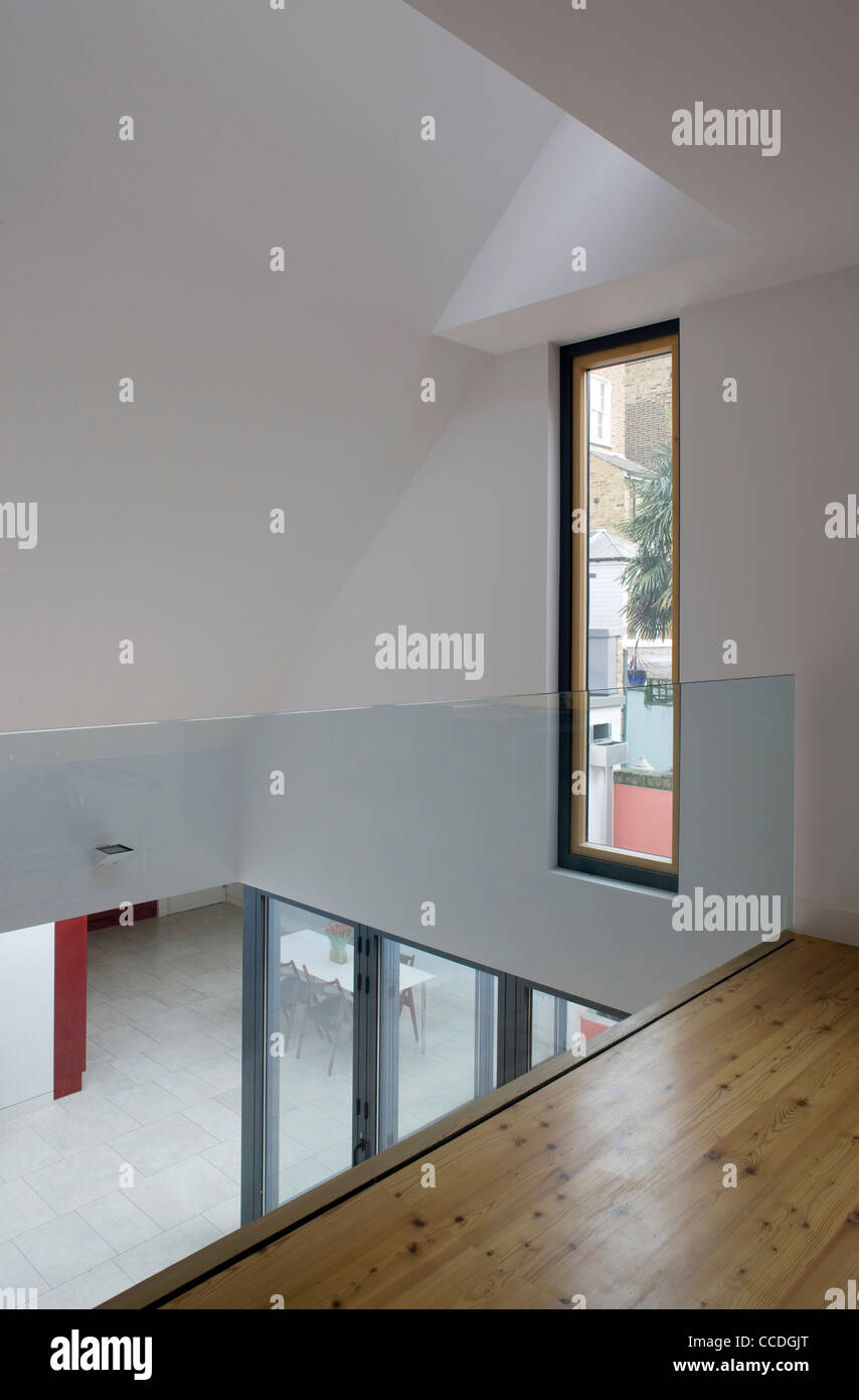 GAP Casa por Pitman Tozer Detalle mostrando el piso del entresuelo con interesantes ángulos y luz natural. Foto de stock
