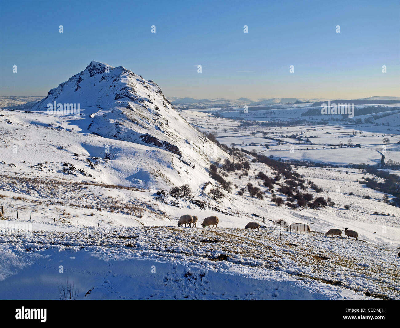 Colina de cromo y la parte superior del valle de Paloma en invierno, Peak District National Park Foto de stock