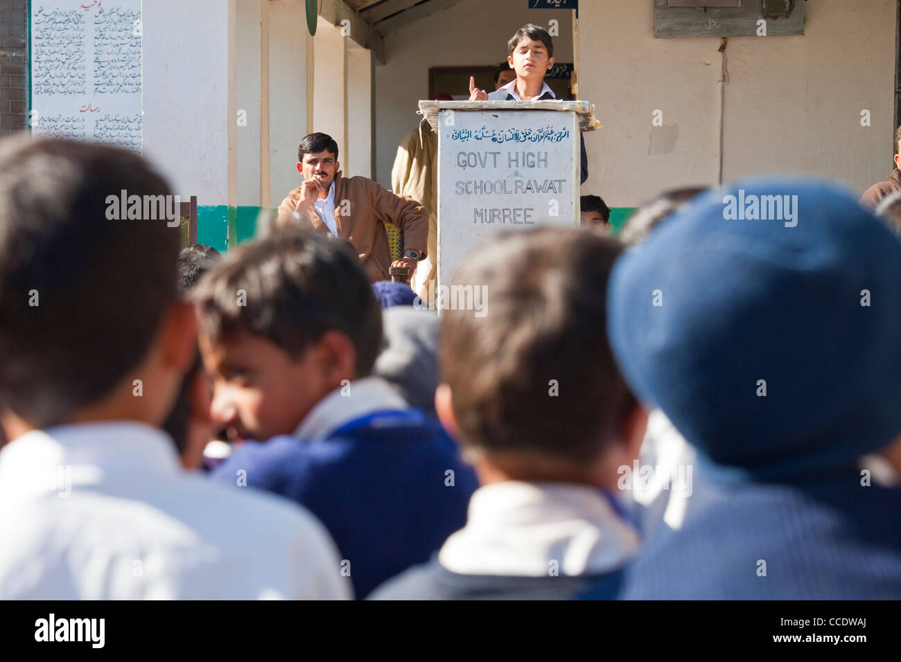 Hablar en público en una escuela estatal en Murree, provincia de Punjab, Pakistán Foto de stock