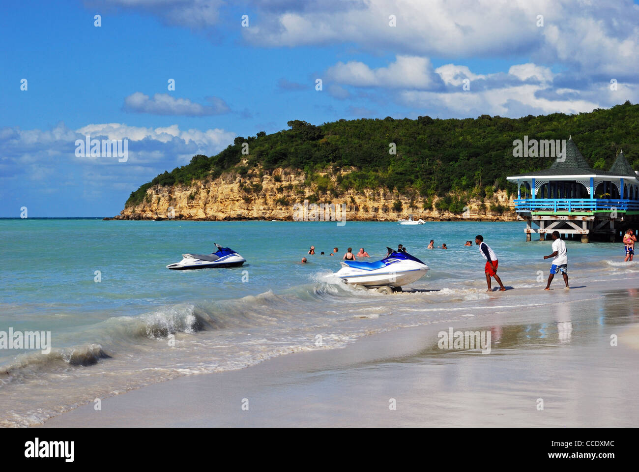 Jet ski en la playa, St. Johns, Antigua, Islas de Sotavento, Caribe, West Indies. Foto de stock