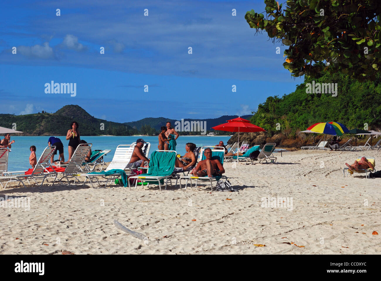 Los turistas en la playa, St. Johns, Antigua, Islas de Sotavento, Caribe, West Indies. Foto de stock