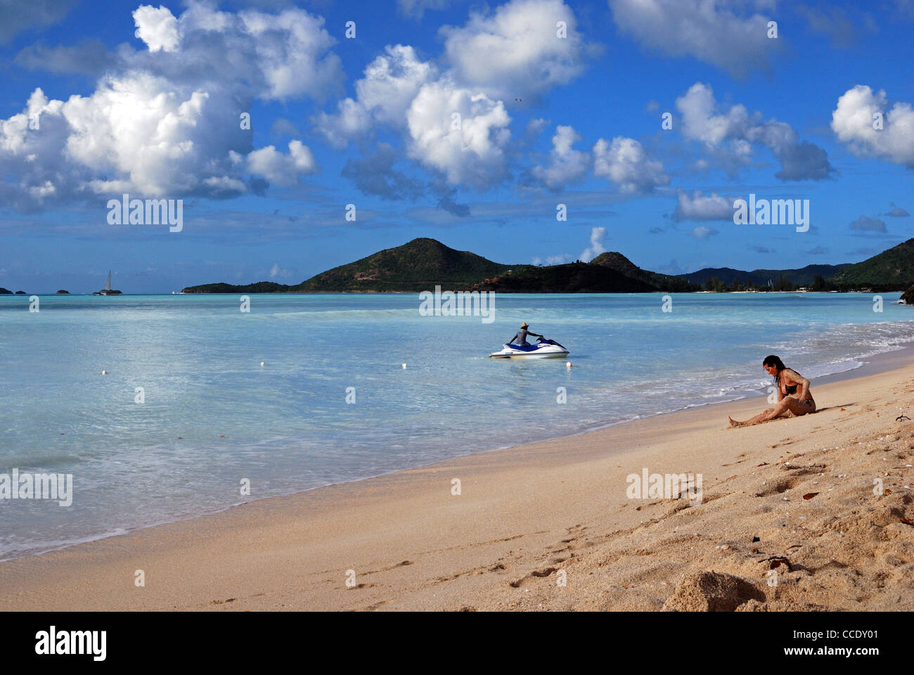 Vista a lo largo de la playa, St. Johns, Antigua, Islas de Sotavento, Caribe, West Indies. Foto de stock