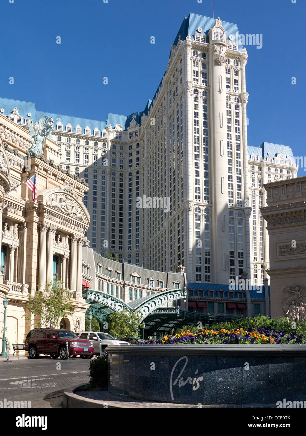 La enorme Paris Hotel and Casino en Las Vegas, Nevada en el oeste de los Estados Unidos Foto de stock