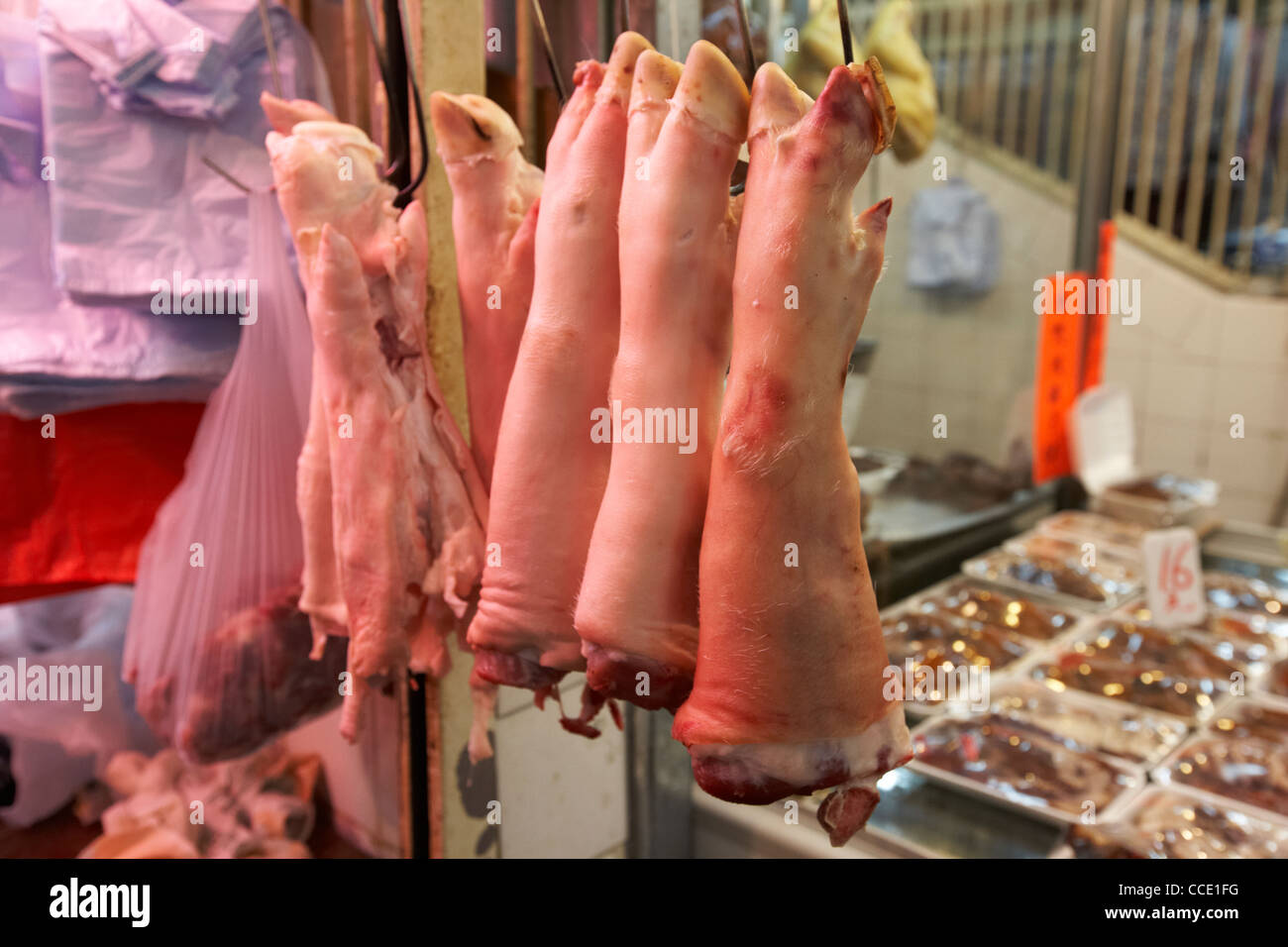 Manitas de cerdo en charcuteros puesto en el mercado cubierto municipal aberdeen Hong Kong RAE china asia Foto de stock