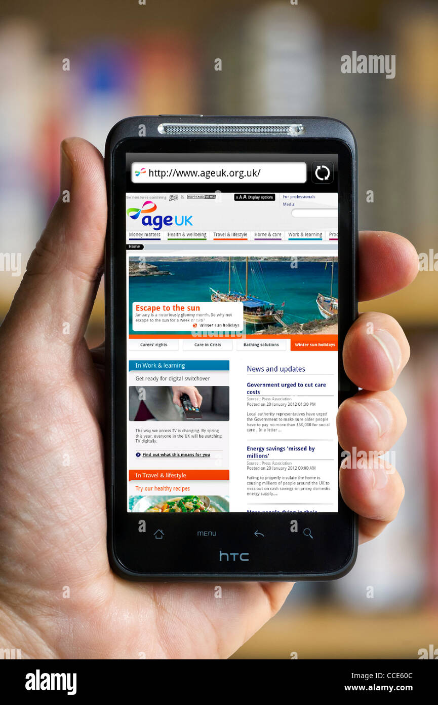 Mirando a la edad organización benéfica del Reino Unido sitio web (una amalgama de Age Concern y ayudar a los ancianos) visto en un smartphone HTC Foto de stock