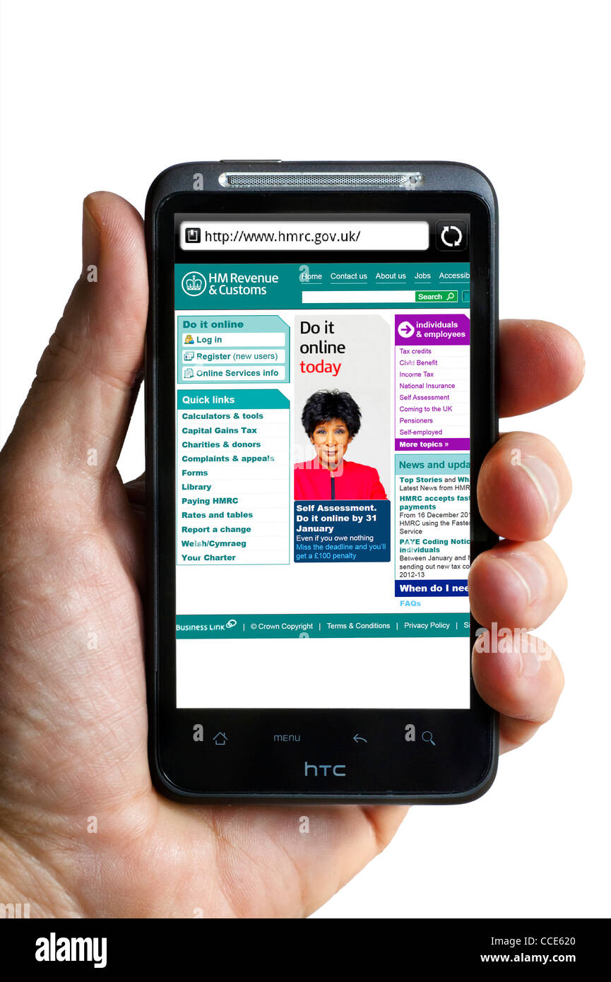 Buscando en el sitio web de la Agencia Tributaria y de aduanas en un smartphone HTC Foto de stock