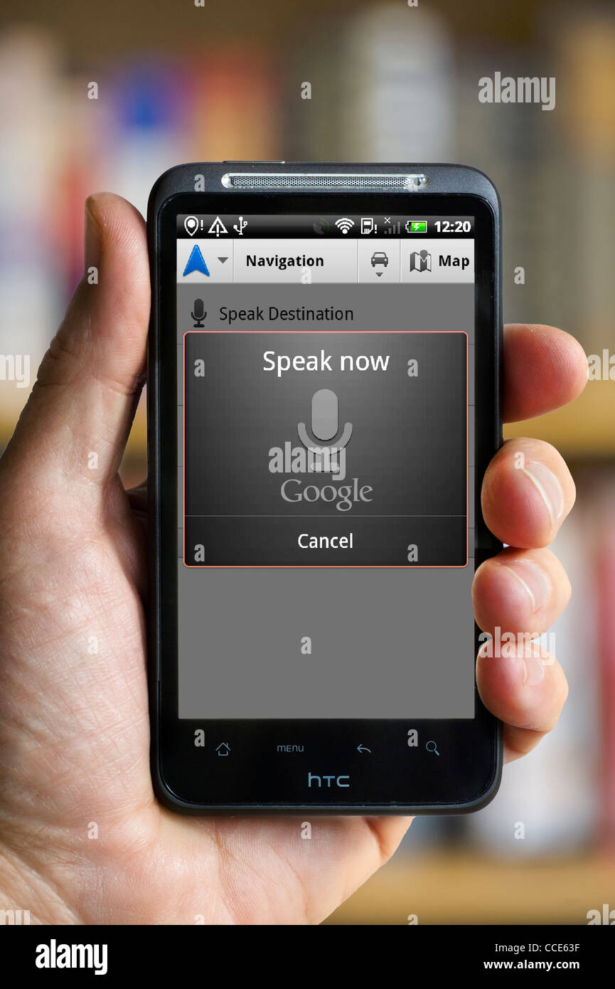 Reconocimiento de voz en Google Maps Navigation con un smartphone HTC Foto de stock
