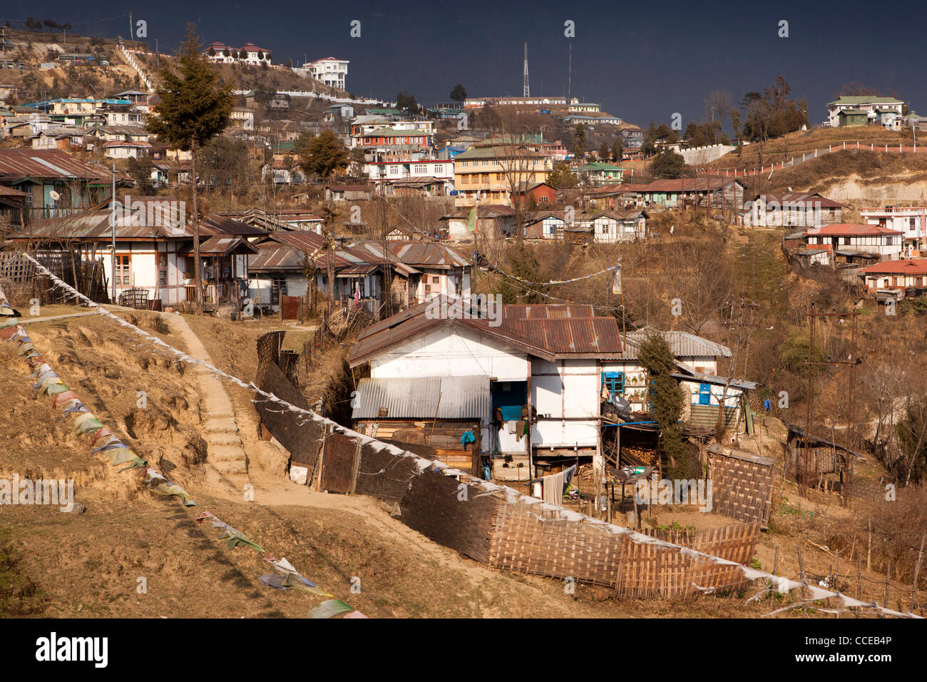 La India, Arunachal Pradesh, Tawang skyline, centro de la ciudad, las casas construidas sobre pendientes empinadas Foto de stock