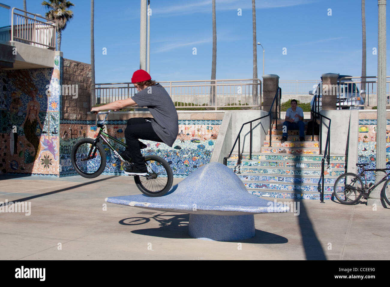 La mediana edad adulto por realizar trucos en bicicleta bicicleta BMX y  skate park Fotografía de stock - Alamy