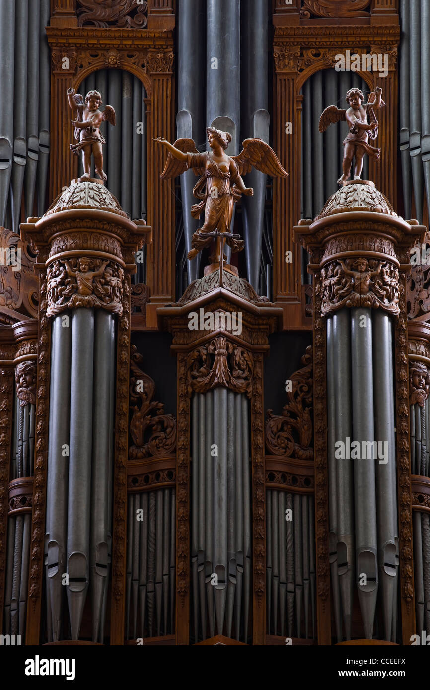 Un detalle de la filmación, figuras talladas en el órgano en la catedral de Saint Gatien de Tours, Francia. Foto de stock