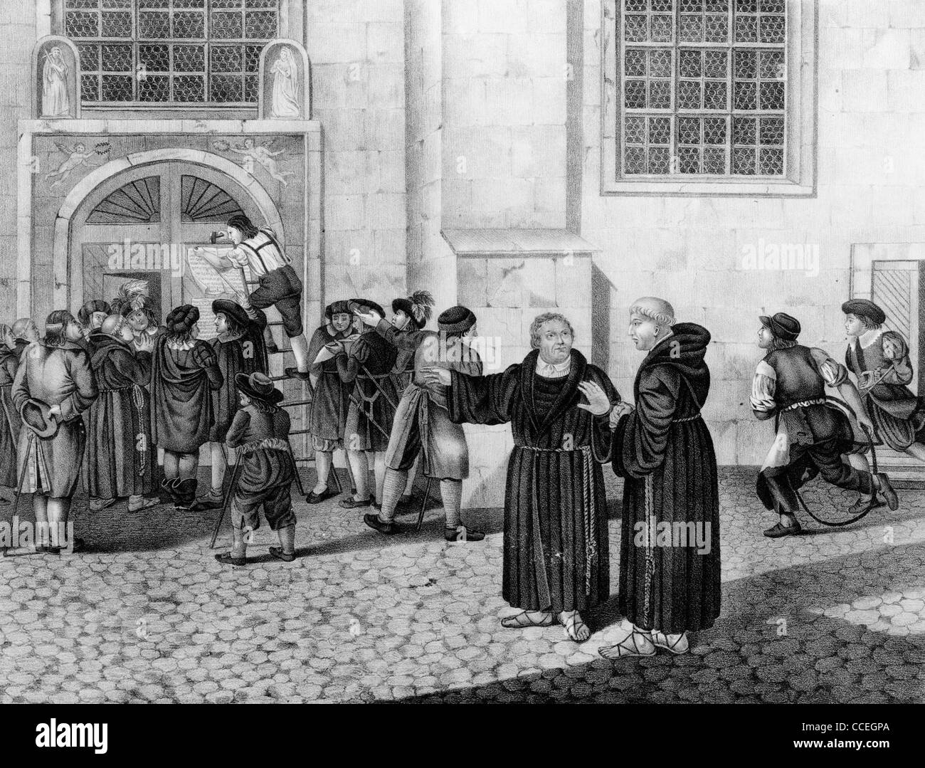Martin Luther dirige la publicación de las 95 tesis, protestando por la práctica de la venta de indulgencias en la puerta de Wittenberg Foto de stock