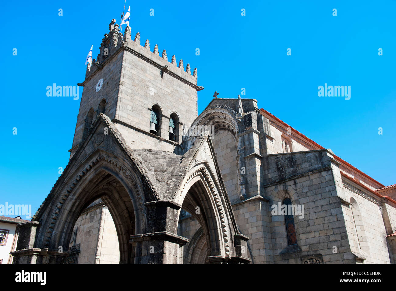 Salado Memorial y la Iglesia de Nossa Senhora da Oliveira, Largo do Oliveira, Guimaraes, Portugal Foto de stock