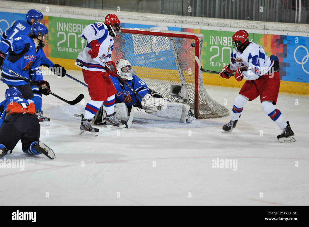 Acción que Rusia tome en Finlandia en el final de la primera juventud Juegos Olímpicos de Invierno en Innsbruck, Austria para la medalla de oro Foto de stock