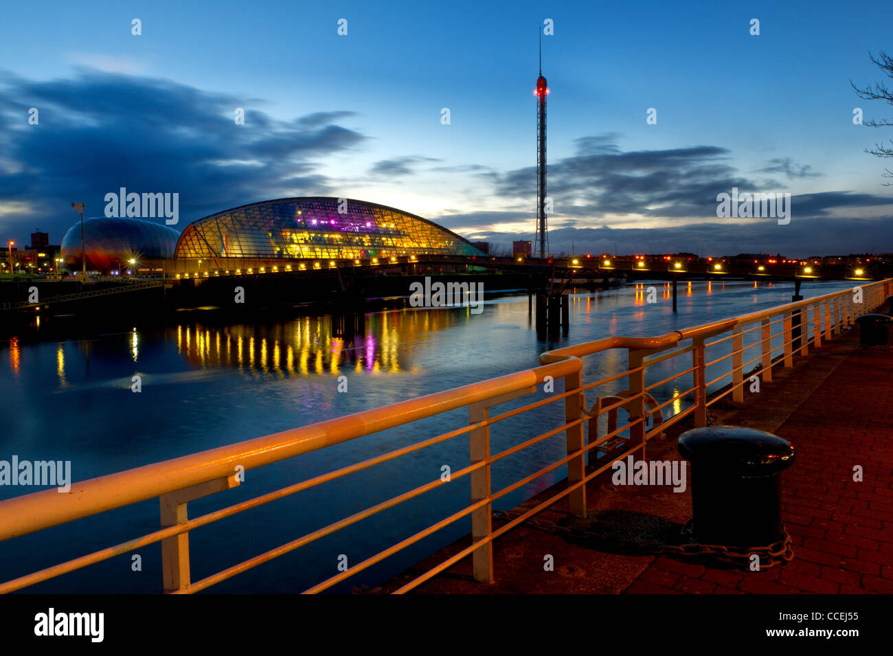 Glasgow Science Centre & Tower por el río Clyde, Glasgow en la noche. Foto de stock