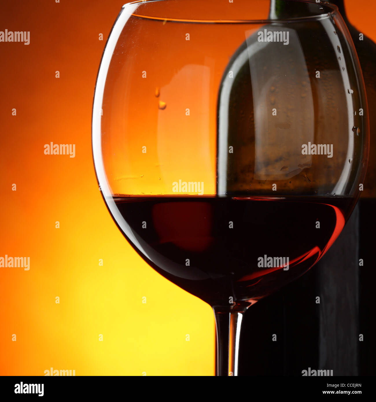 Vidrio y botella de vino tinto de cerca Foto de stock