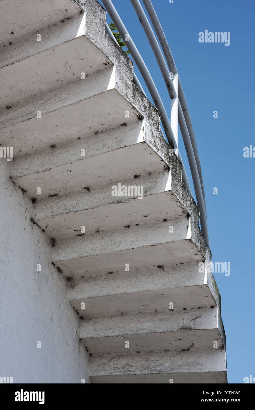 Una escalera en espiral blanca a la parte exterior de un edificio Foto de stock