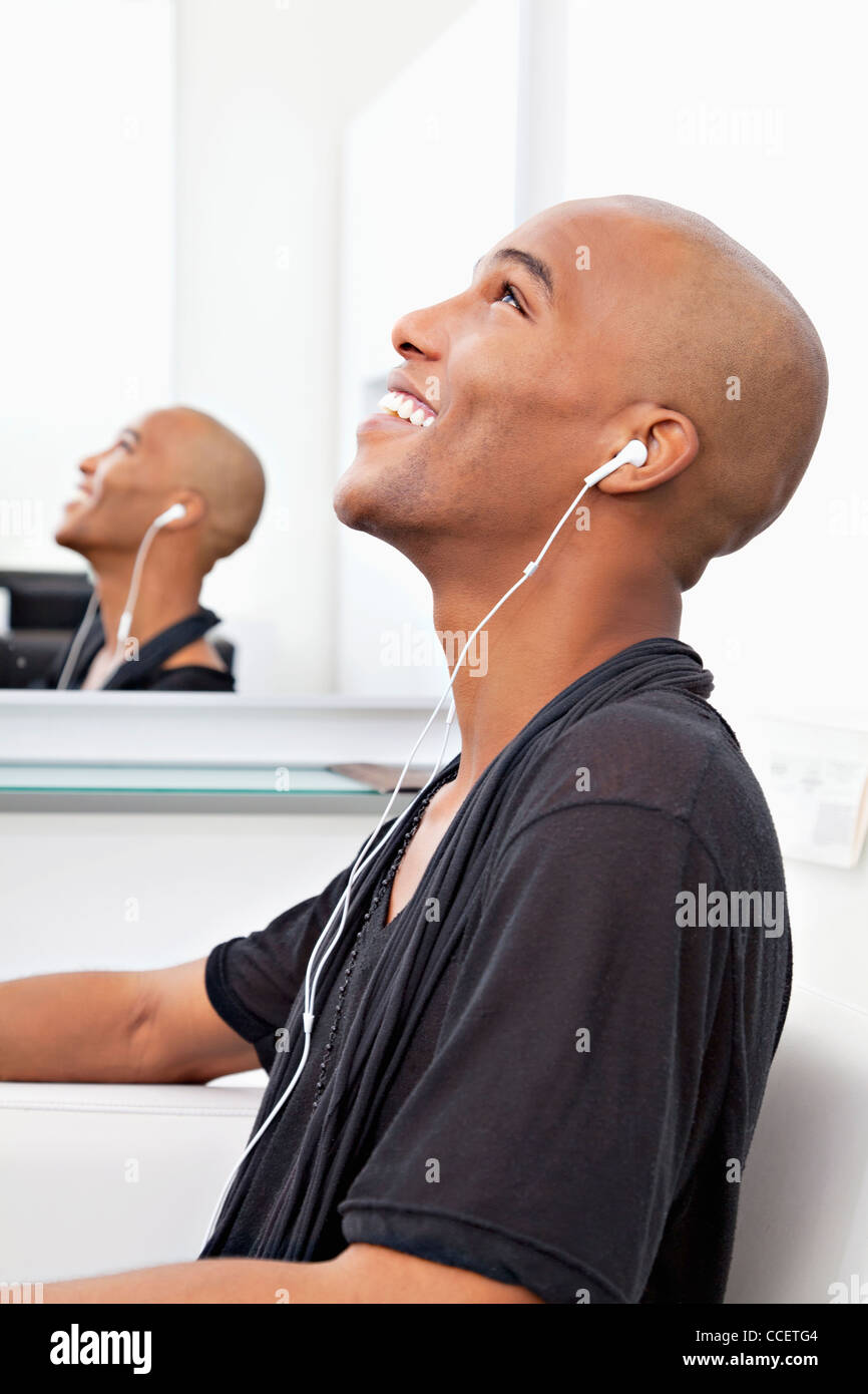 Ver perfil de hombre escuchando música en el salón Foto de stock