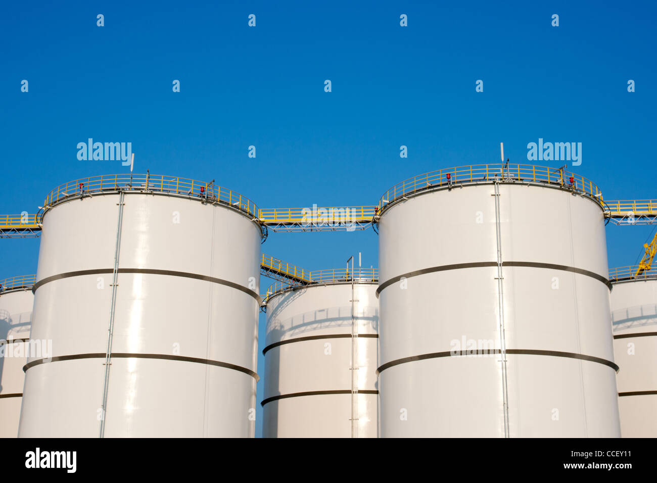 Tanques de almacenamiento de aceite Foto de stock