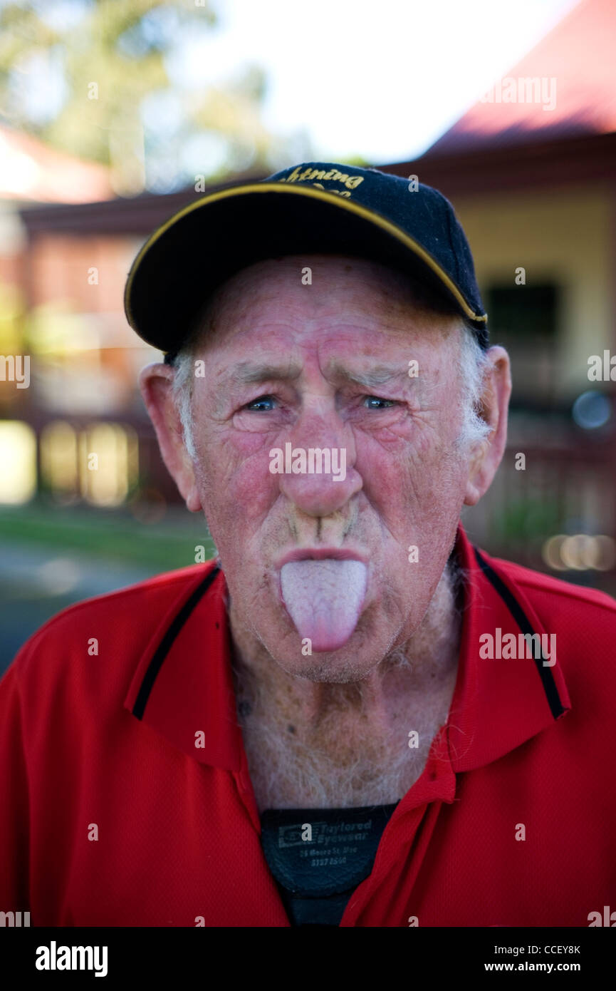 Viejo hombre metiendo lengua fuera Foto de stock