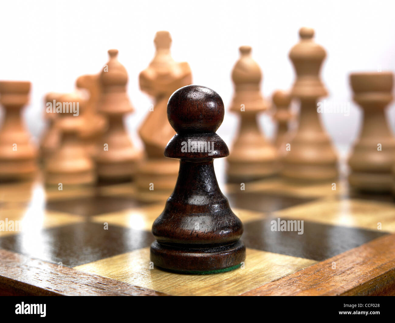Un peón pieza de ajedrez sobre un tablero de ajedrez Foto de stock