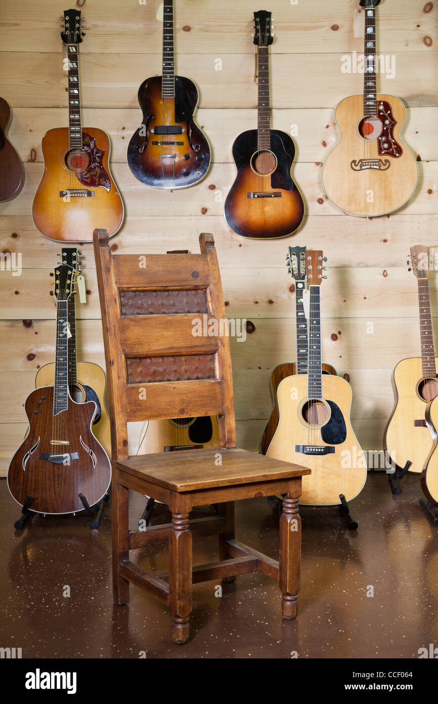 Guitarras eléctricas con silla en la habitación Fotografía de stock - Alamy