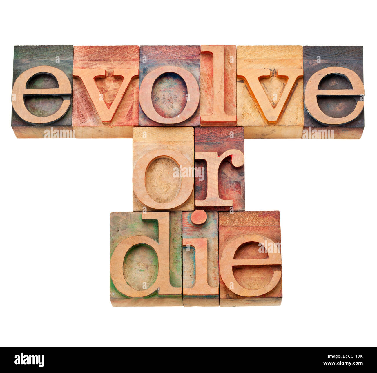 Evolucionar o morir - evolución o concepto de adaptación - texto aislado en vintage wood tipografía, manchada por las tintas de color Foto de stock
