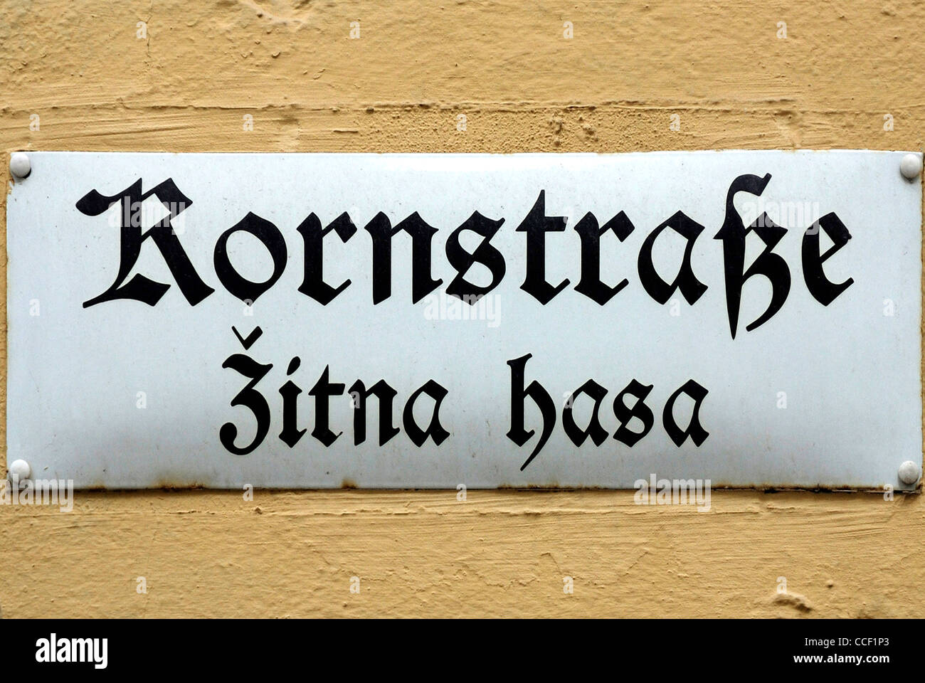 Calle signo de Bautzen en alemán y en el idioma sorabo Kornstrasse - Zitna hasa. Foto de stock