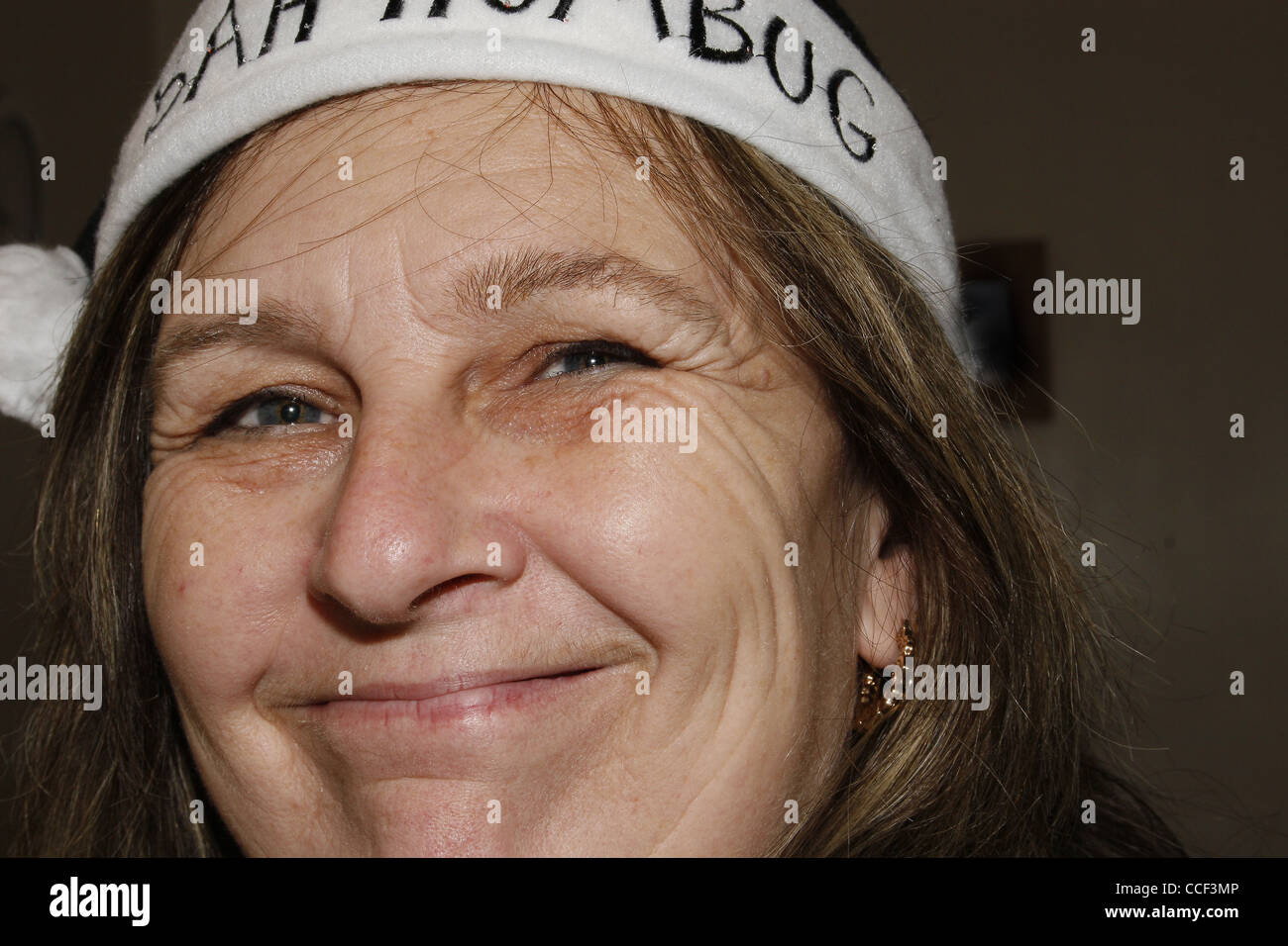 Mujer de mediana edad vistiendo bah humbug hat Foto de stock