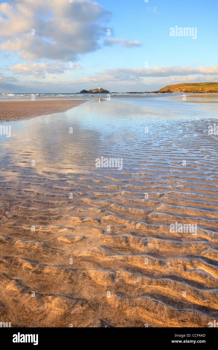 Ondulaciones de arena en la playa de Cornwall Godrevy dirigir la vista hacia el faro y la isla Foto de stock