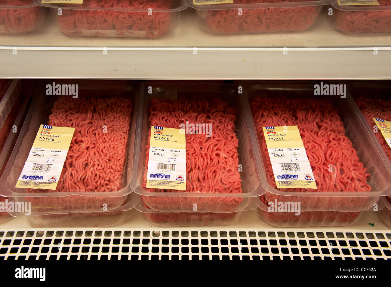Empaquetado de carne cruda picada en un supermercado Tesco UK Foto de stock