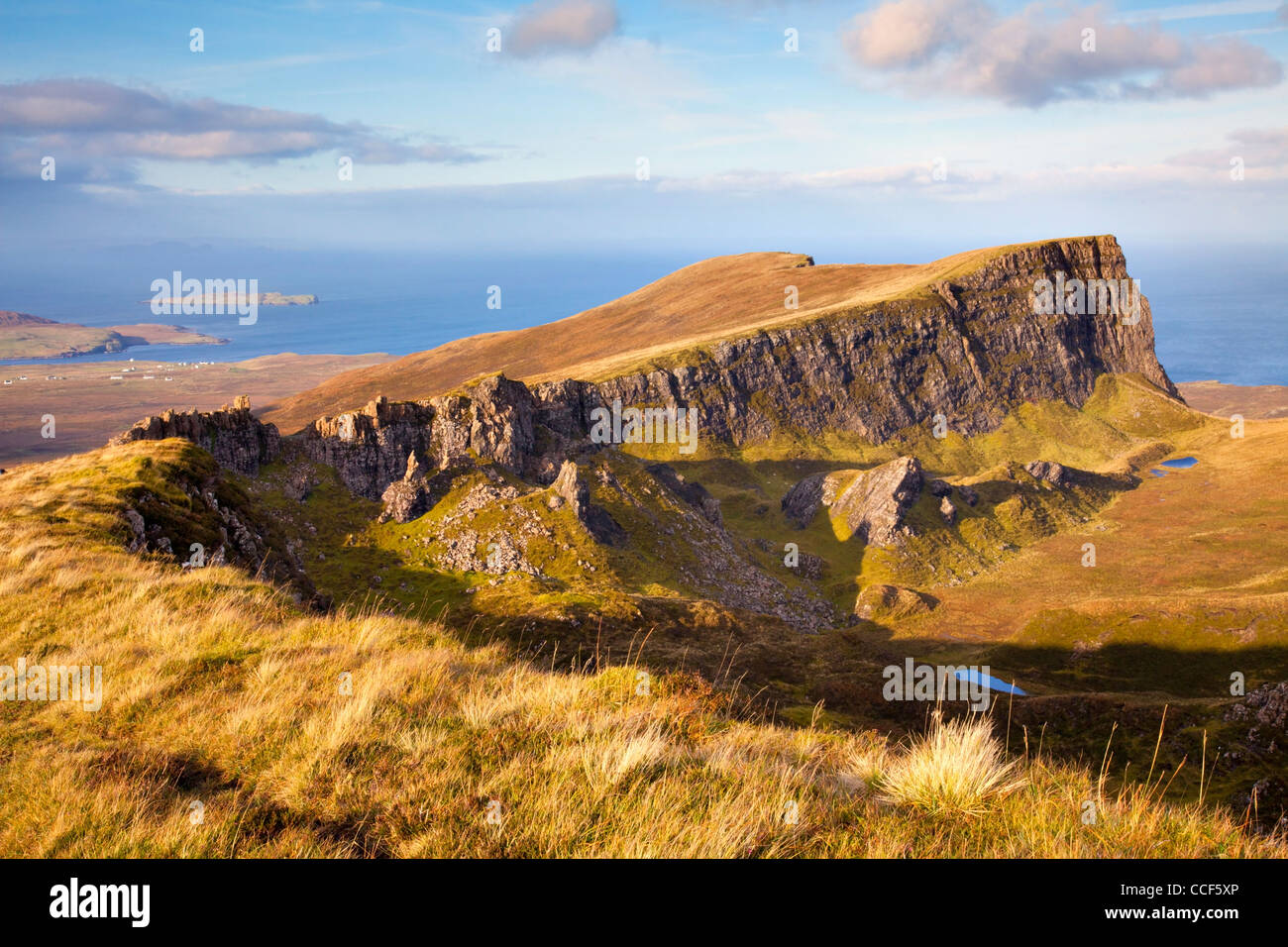 La Trotterish Ridge en Fir Bhreugach, parte de la popular Quiraing circular a pie en la Isla de Skye Foto de stock