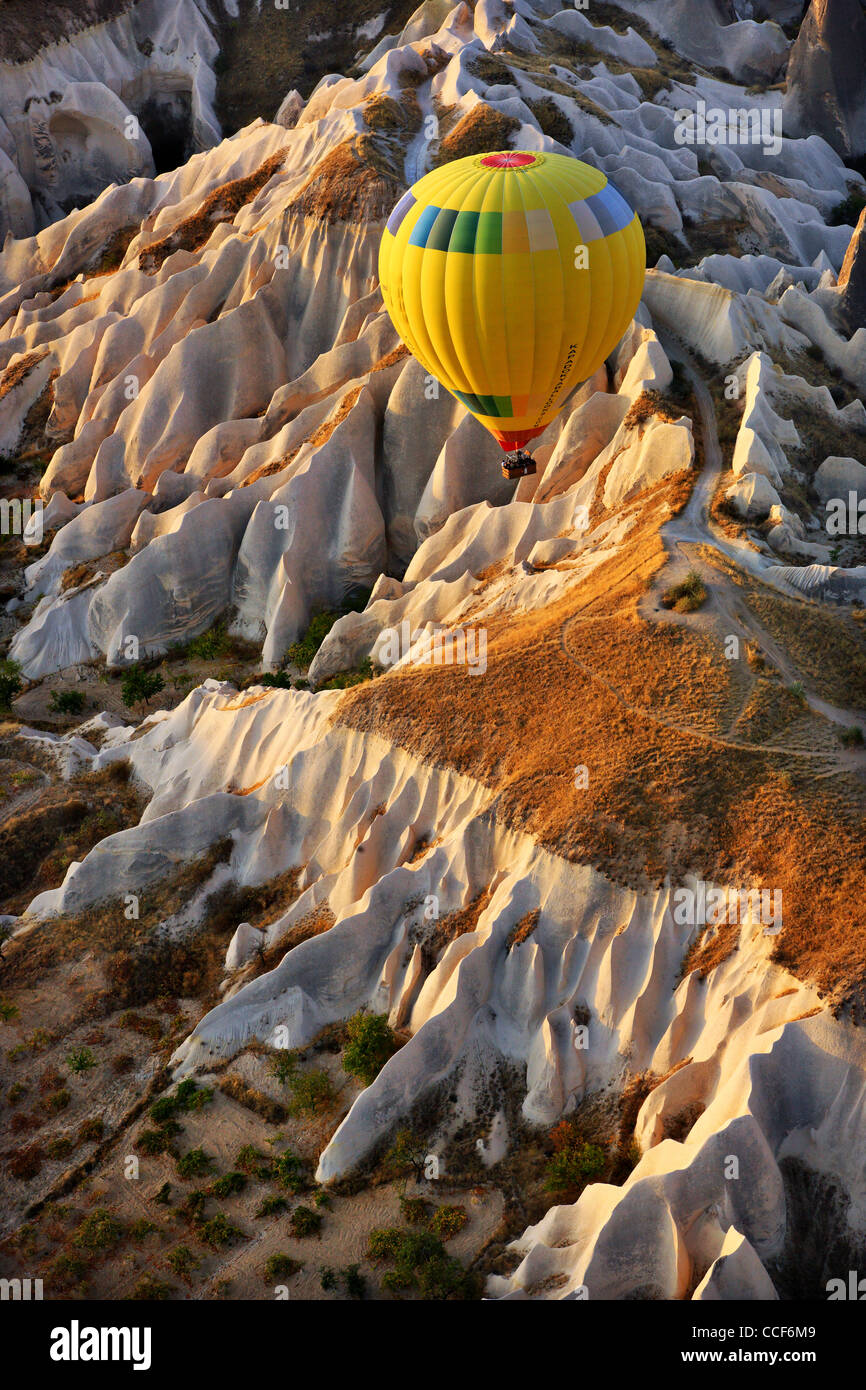 Vuelo en globo de aire caliente por encima del espectacular paisaje de Capadocia Foto de stock