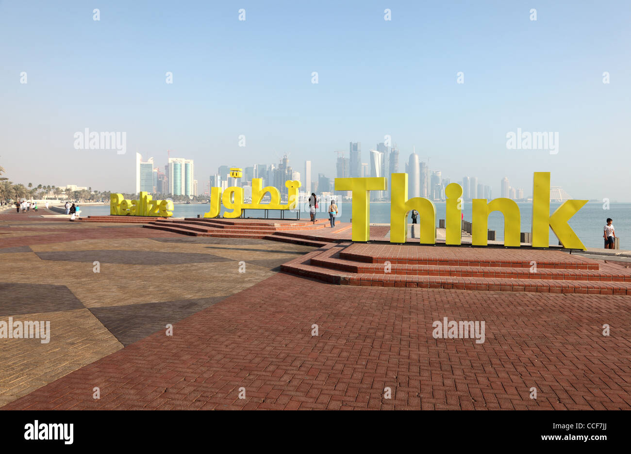 Eslóganes darse cuenta y pensar en la Corniche de Doha, Qatar Foto de stock