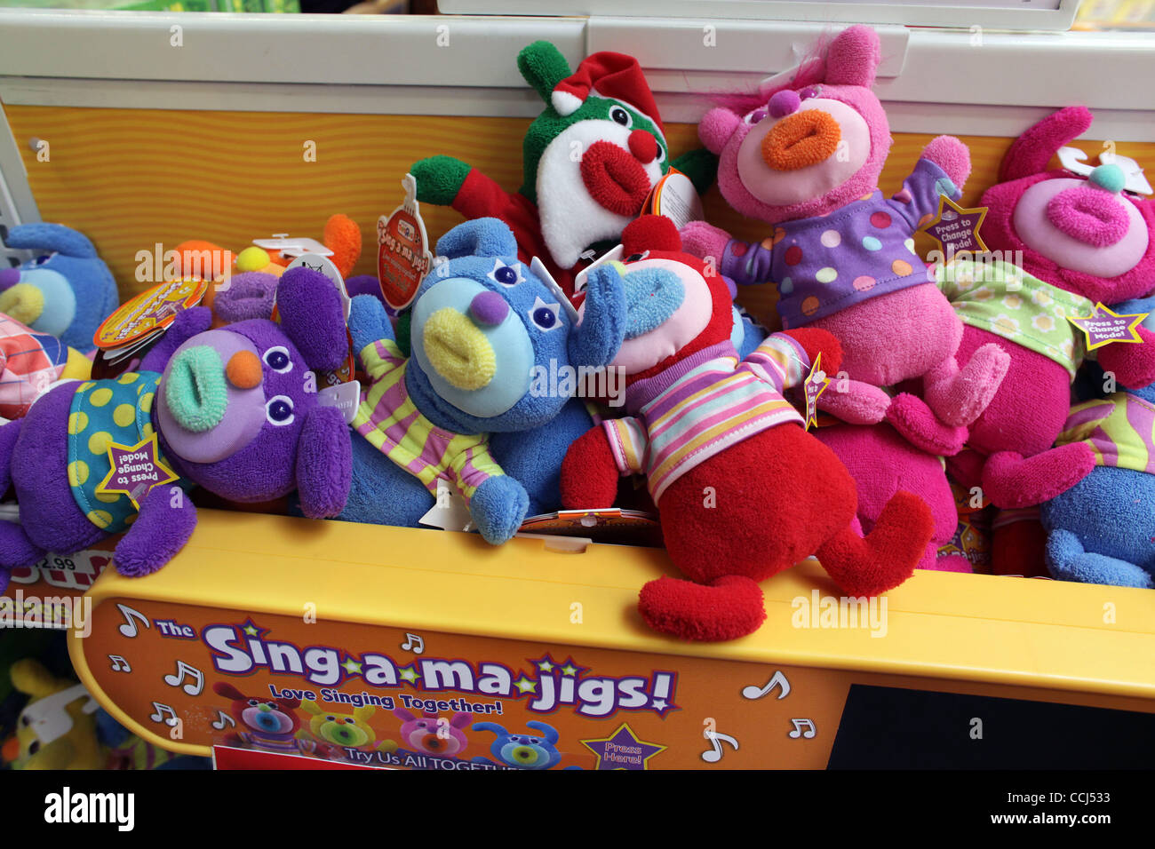 Dec 12, 2010 - Laguna Niguel, California, EE.UU. - Sing-a-Ma-Jigs en Toys R  Us. Los padres están buscando juguetes de peluche colorido que hacen dulce  música juntos. Son llamados Sing-a-Ma-Jigs. Sing-a-Ma-Jigs, al