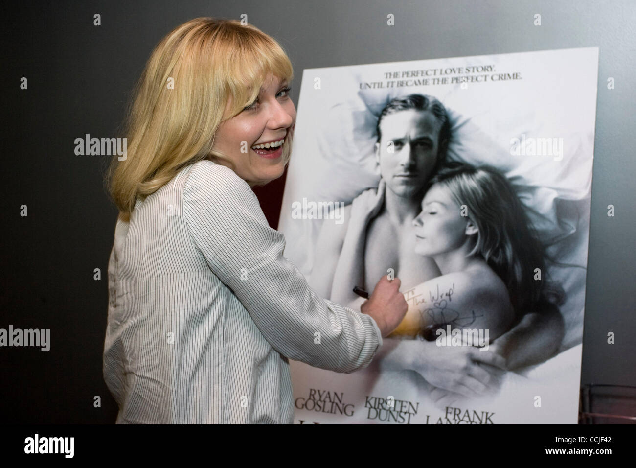 El 20 de diciembre, 2010 - Santa Mónica, California, EE.UU. - La actriz  Kirsten Dunst, co-estrella de "todas las cosas buenas" firma un cartel de  la película, en una proyección privada de