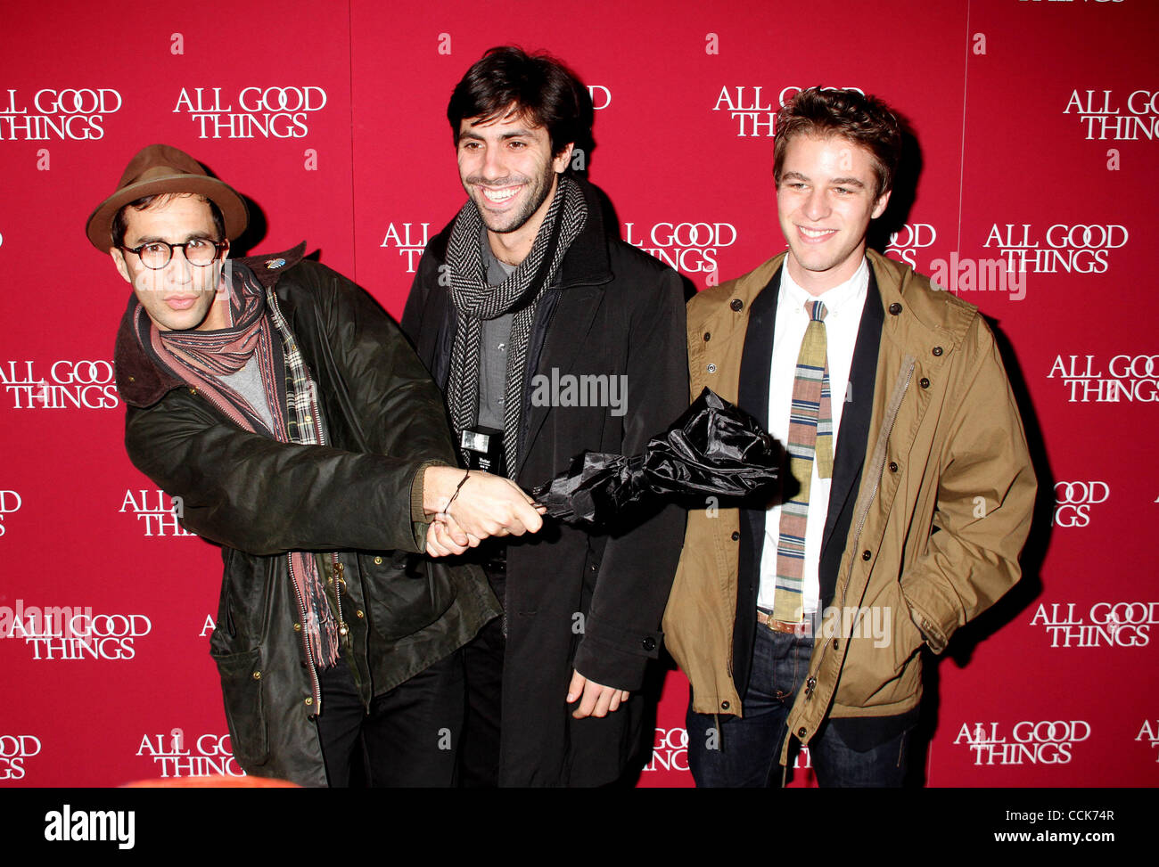 Diciembre 1, 2010 - Nueva York, Nueva York, EE.UU. - ARIEL SCHULMAN, NEV  SCHULMAN, y Henry Joost de la película "El Bagre" asistir al estreno Nueva  York de "todas las cosas buenas",
