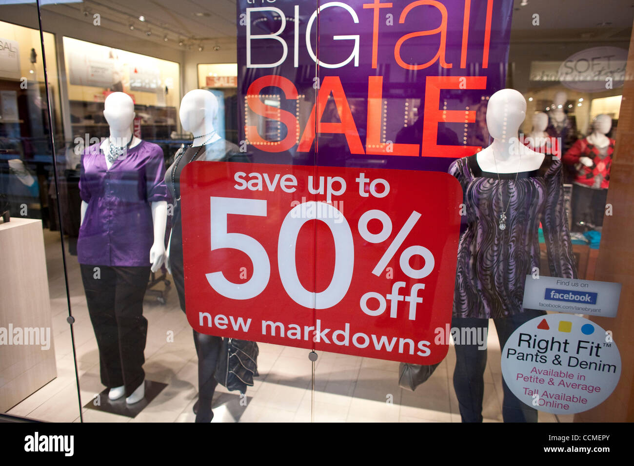 Nov 03, 2010 - Mission Viejo, California, EE.UU. - tienda de ropa de mujer  marca ofrece bajadas de un 50% de descuento en las tiendas en el centro  comercial de Mission Viejo