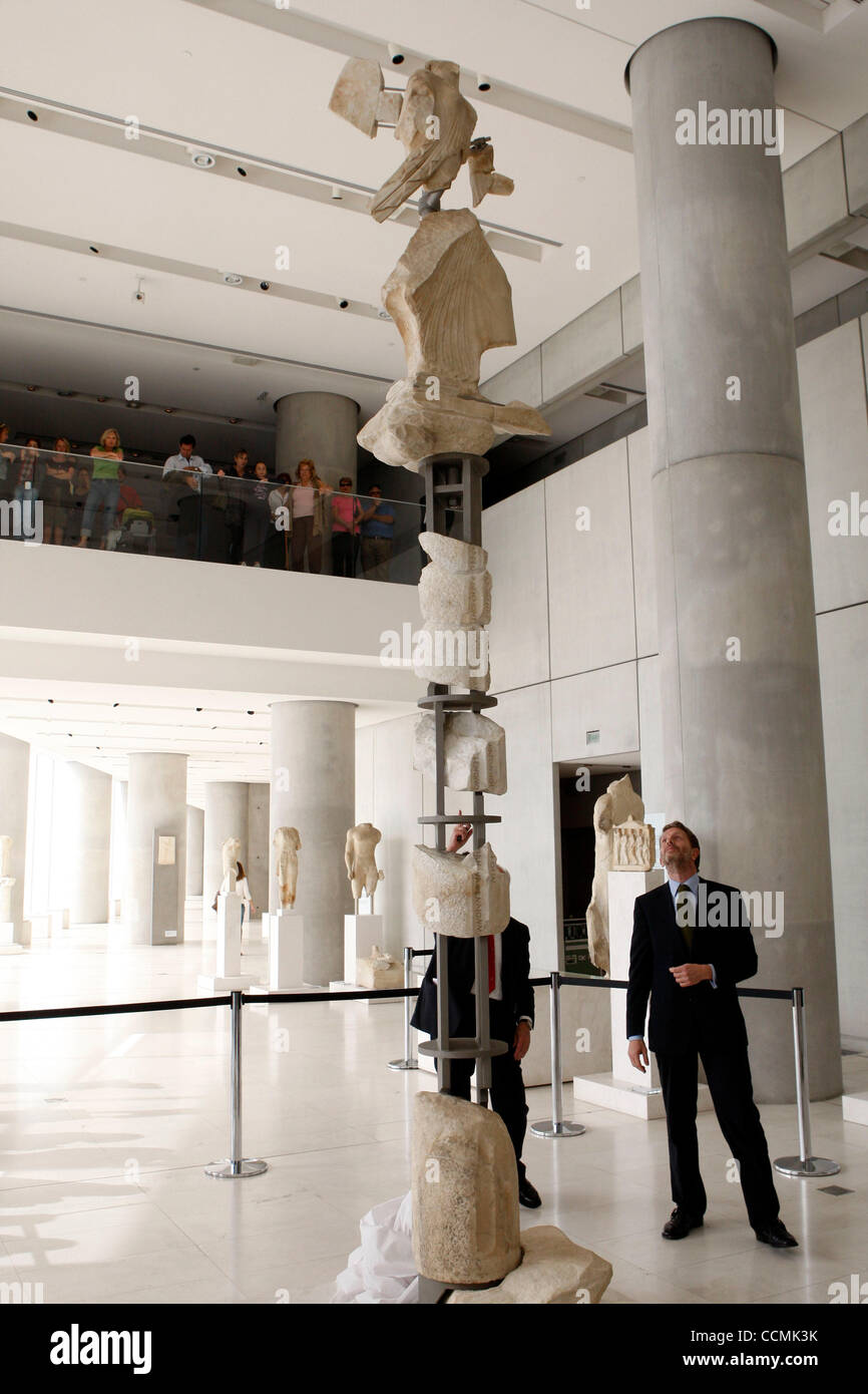 Octubre 26, 2010 - Atenas, Grecia - El descubrimiento de fragmentos de  ''Kallimahos Nike(victoria)'' la estatua del Ministro griego de Cultura,  Pavlos Geroulanos, en el museo de la Acrópolis. Kallimahos fue uno