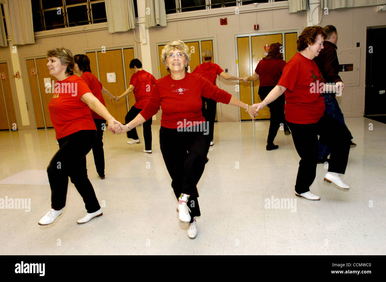 Cripple Creek Cloggers bailando al son, de izquierda a derecha, Annie Virgen de San Jose, Donna Kennedy de Orinda, centro y Peggy Norris de San José, a la derecha, durante un partido de colmatación de vacaciones el miércoles en la noche del 15 de diciembre de 2004, en Walnut Creek Heights Elementary School. Square dancing cumple el calibre en la suciedad, Foto de stock