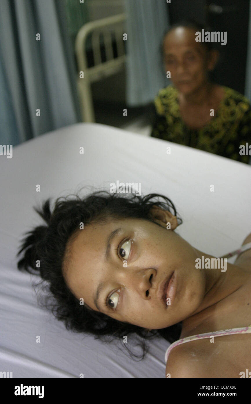 Yakarta, Indonesia - 01 de julio de 2004, acompañada por su madre, la Sra.  Rodiyah yonki VIH positivos (27 años) se encuentra en una cama de tercera  clase en el Prof. dr.