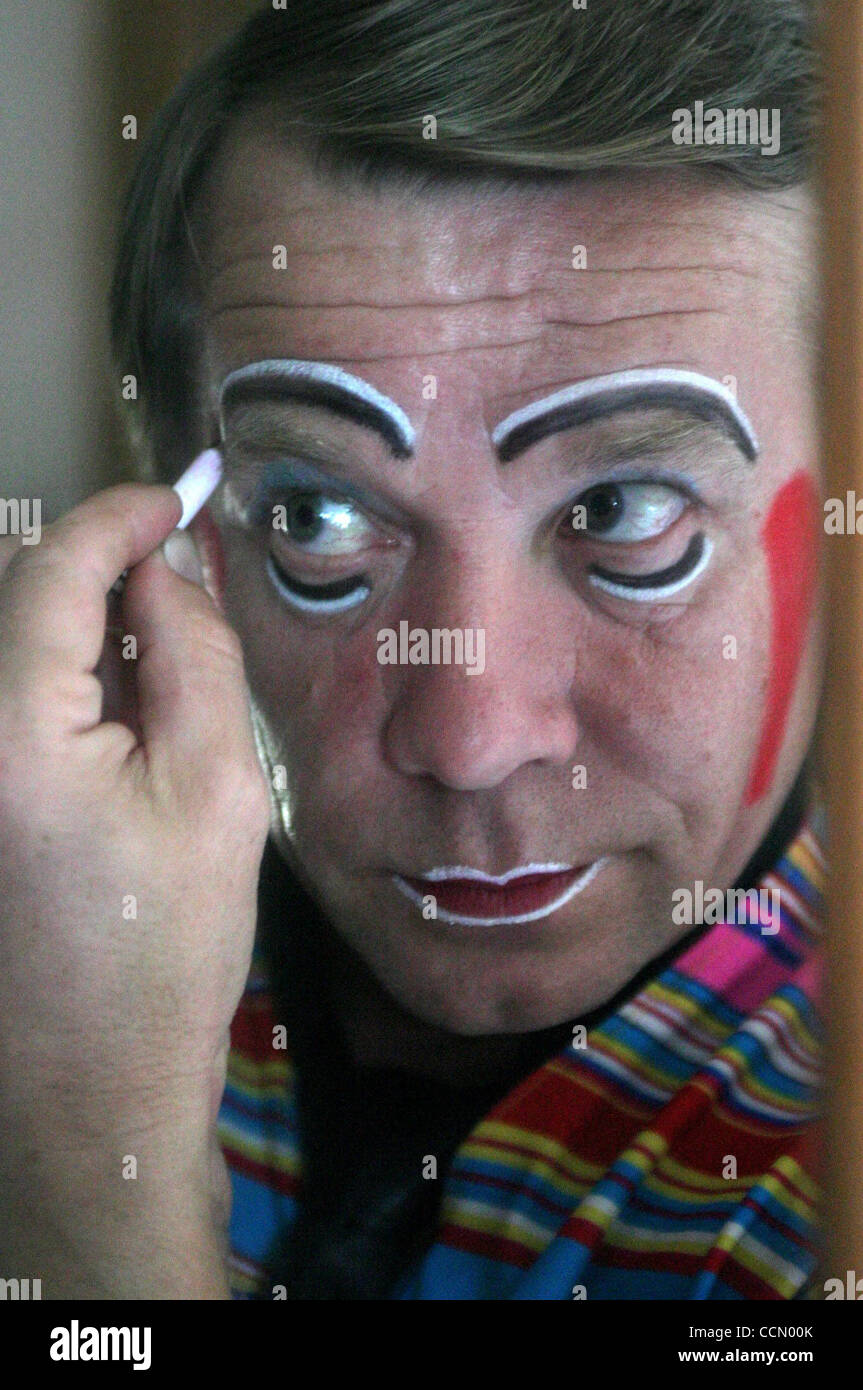 En la foto superior de la página) Plomo payaso Guennadi Tregoub (CQ), desde famoso Circo de Moscú, pone en su maquillaje antes de un espectáculo de circo la quimera 2004 "
